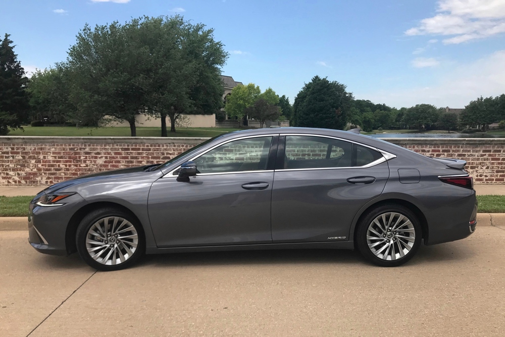 Review: 2020 Lexus ES 300h is Visually Striking and Enjoyable to Drive