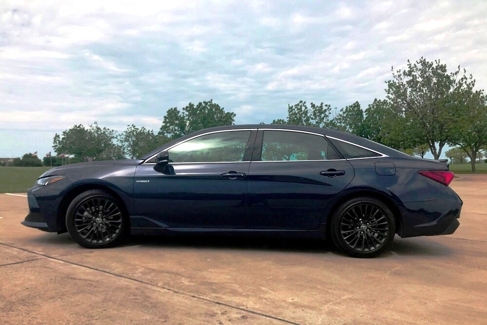Review: 2020 Toyota Avalon XSE Hybrid Struts Its Stuff as Purposely Effortless