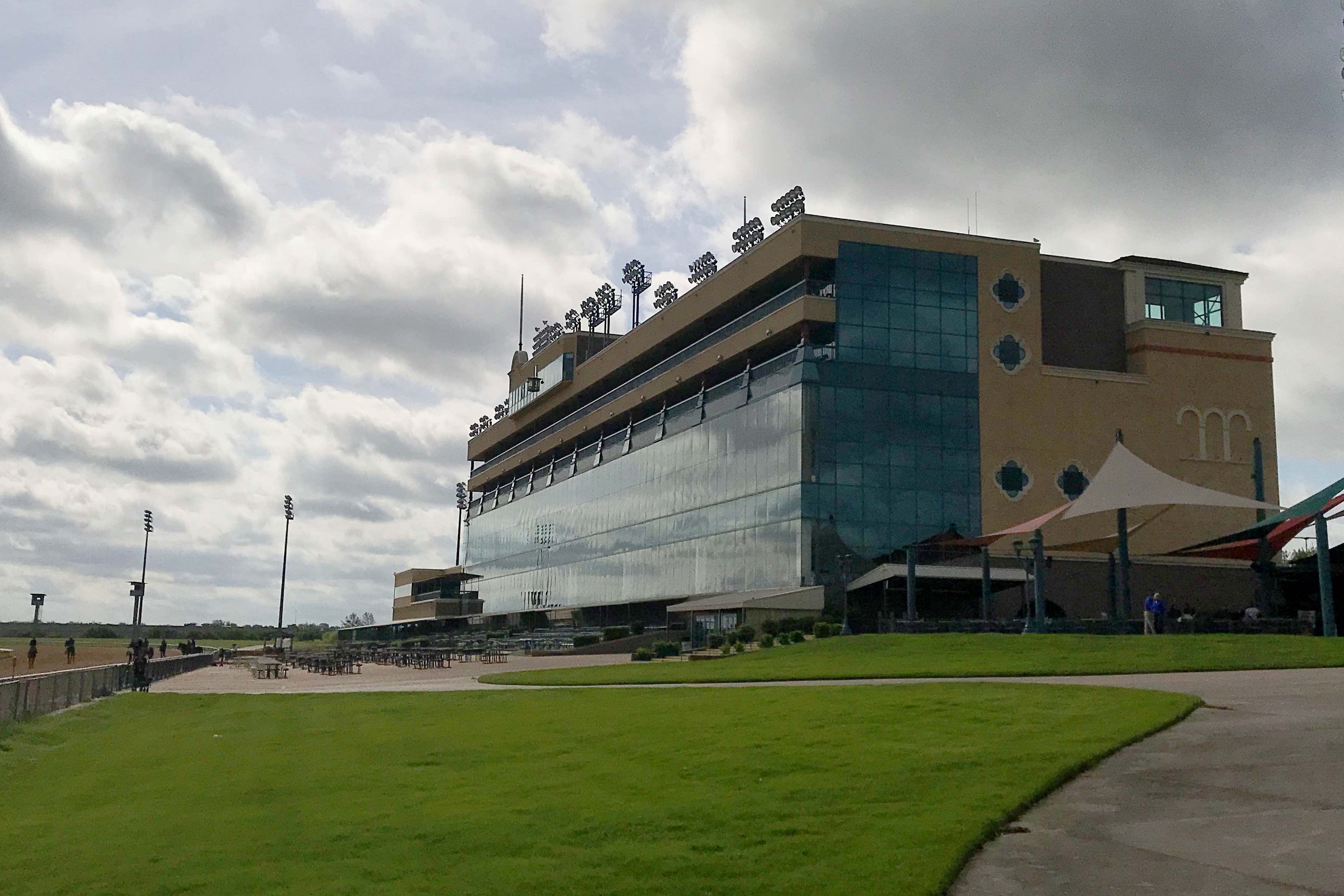 Lone Star Park Offers Exciting Live Horse Racing and Wagering