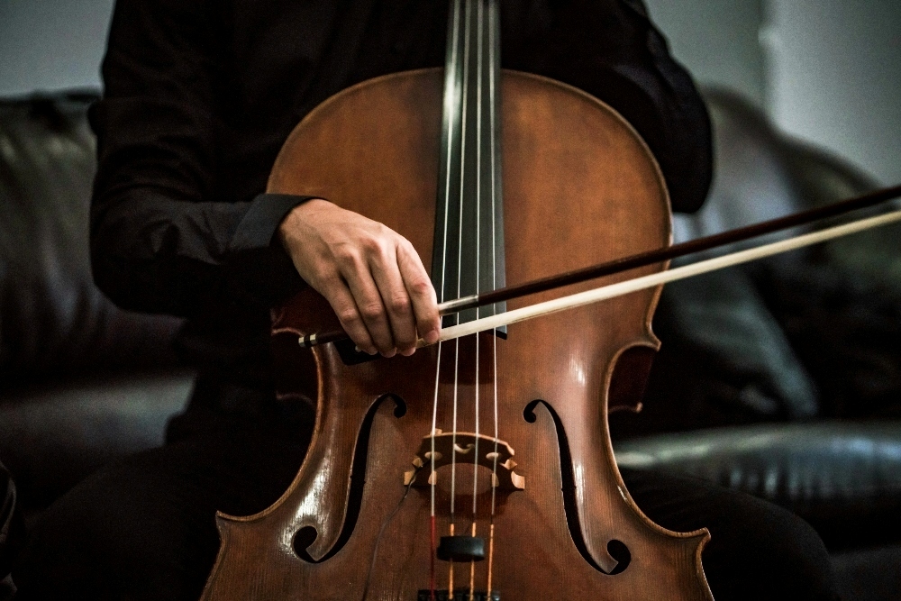 Opting for cello rental or buying one outright can bring various benefits and flexibility for beginners or enthusiasts. How to Rent a Cello