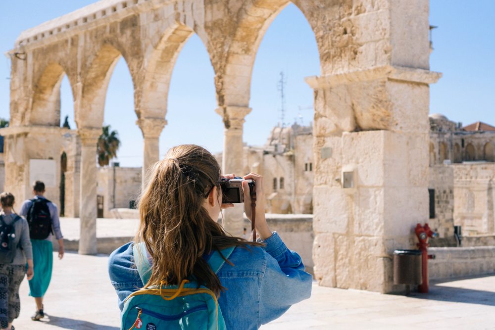 From learning about local culture to exploring nature, these tips are sure to make your trip more enjoyable and memorable. 7 Ways for Travelers to Stay Entertained