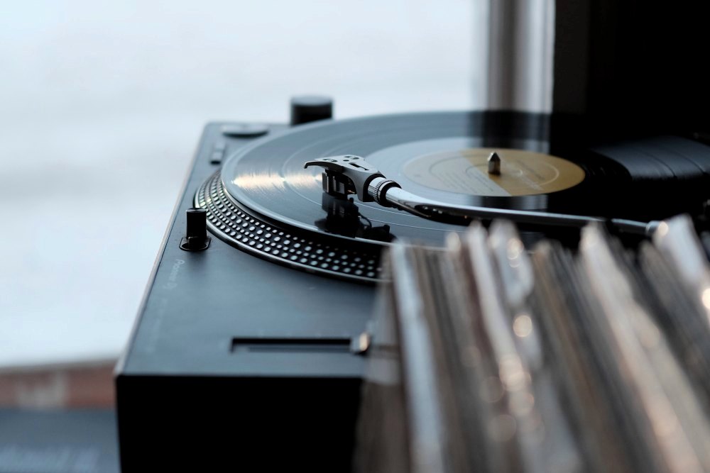 Despite advances in technology, some still prefer the sound quality of this favored format despite all the other choices available. 6 Reasons People Still Prefer Listening to Vinyl Records