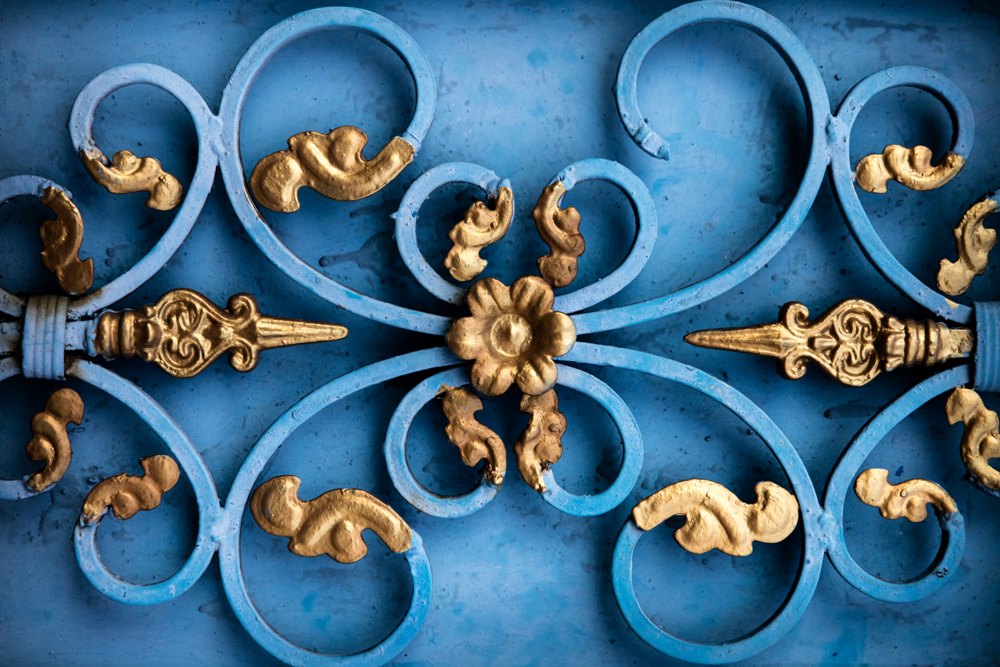 Gold leaf, with its timeless charm, has proven its versatility by seamlessly integrating into the world of fashion and beauty. Innovative Uses of Gold Leaf in Fashion and Beauty