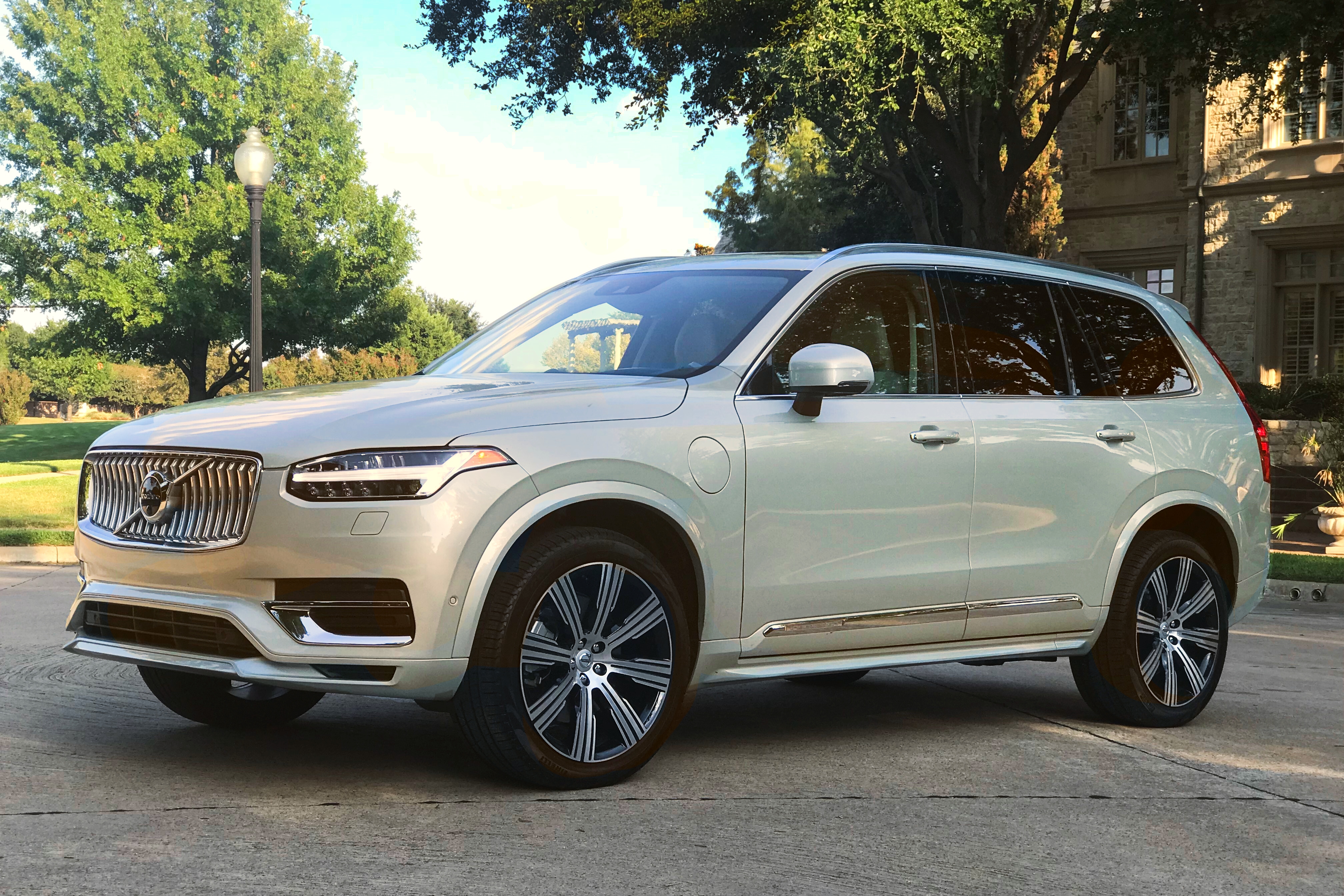 The meticulously-appointed bells and whistles of this contemporary SUV will engage your mind as well as your senses. 5 Fancy Finishes of the 2020 Volvo XC90 T8 Inscription
